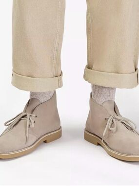 Clarks Men's Desert Boot Evo in Light Taupe Suede